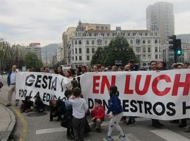 Padres de alumnos de Oviedo siguen su gesta contra fusiones y cierres de centros