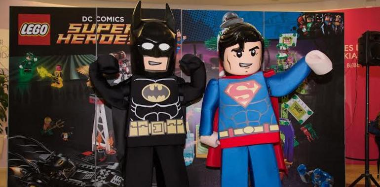 Los LEGO® Batman y Superman, de quedada en Centro Los Prados