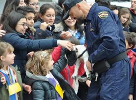 110 escolares de Oviedo acuden a una exhibición de la Policía Nacional