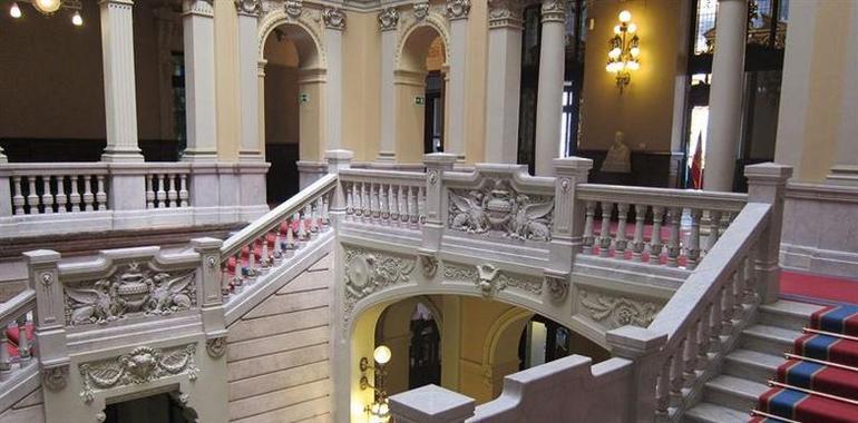 Acto institucional de la Selmana de les Lletres Asturianes en el Parlamento autonómico