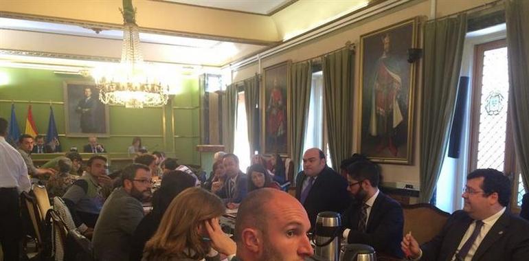 El Pleno ovetense pide paralizar la fusión de los colegios Gesta I y II