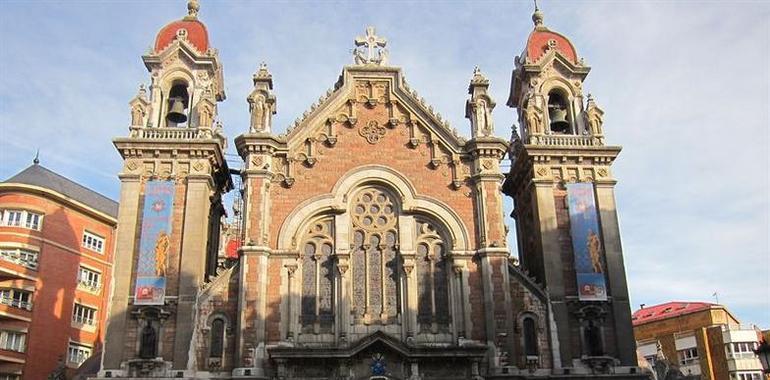 El padre Rodrigo Miranda, misionero en Alepo, en la Basílica  de San Juan El Real de Oviedo