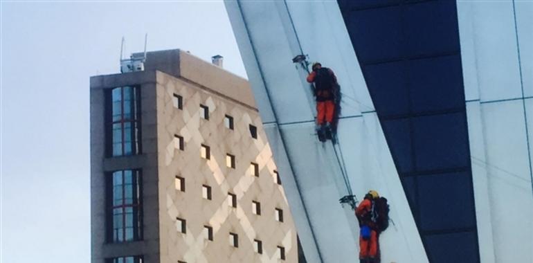 Escaladores de Greenpeace en las Torres Kio contra el TTIP