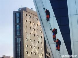 Escaladores de Greenpeace en las Torres Kio contra el TTIP