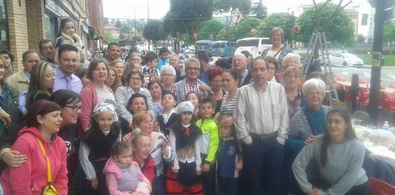 Los vecinos de Ventanielles se vuelcan en la celebración en la calle del Martes de Campo