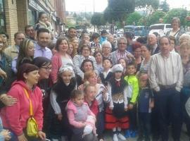 Los vecinos de Ventanielles se vuelcan en la celebración en la calle del Martes de Campo