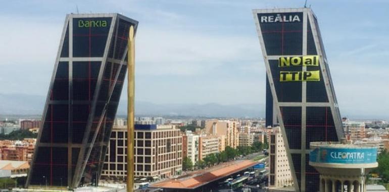 Desplegada pancarta contra TTIP a 80 metros de altura en la torre Kio