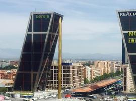 Desplegada pancarta contra TTIP a 80 metros de altura en la torre Kio