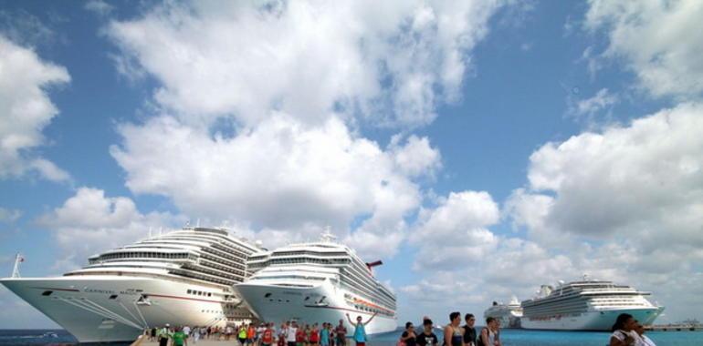 El Silver Whisper atracó esta mañana en el puerto de Gijón