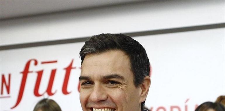 Pedro Sánchez entra en precampaña arropado por barones y exlíderes del PSOE