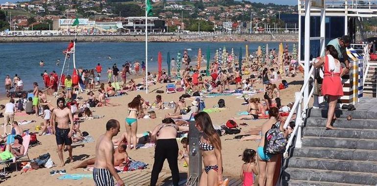 Gijón rellenará con un trasvase de arena la playa de San Lorenzo