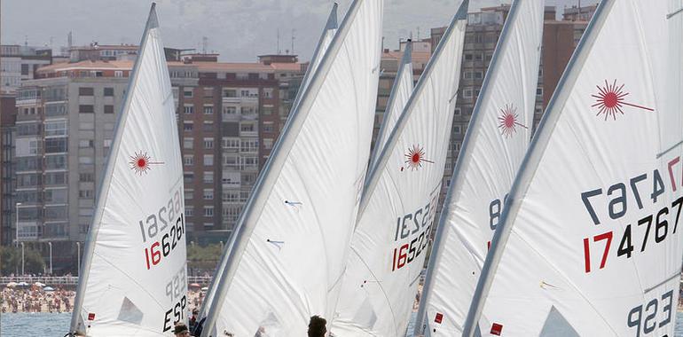 El III Trofeo de San Pedro de vela ligera se disputa este fin de semana