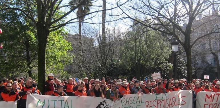 Los trabajadores de Veriña se concentran en apoyo de los de ArcelorMittal en Zumarraga y Sestao