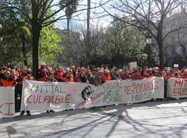 Los trabajadores de Veriña se concentran en apoyo de los de ArcelorMittal en Zumarraga y Sestao