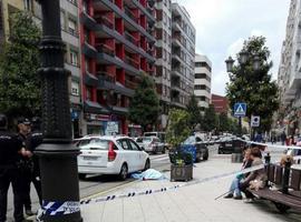 Fallece una anciana al sufrir una indisposición en la ovetense calle Valentín Masip