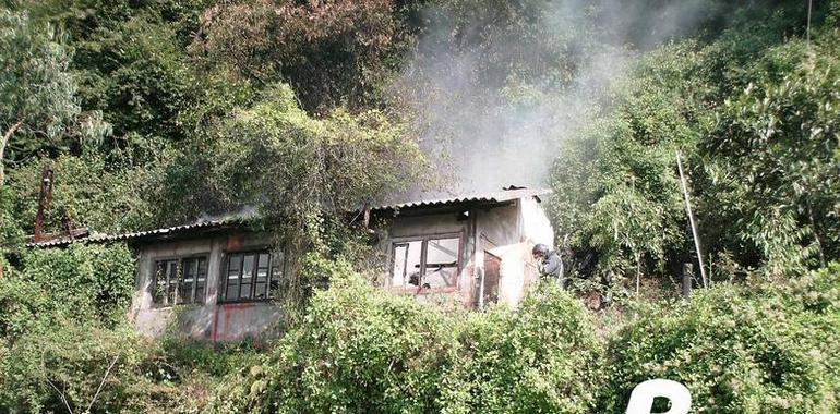 Aparatoso incendio en Santullano de Mieres