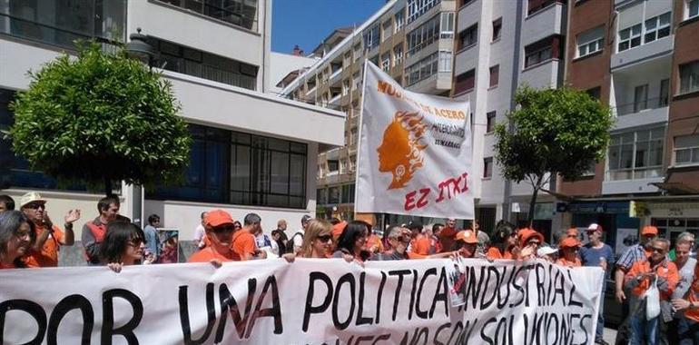 Cientos de trabajadores de Arcelor protestan en Avilés por la recolocación