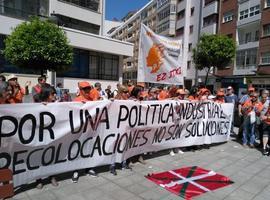 Cientos de trabajadores de Arcelor protestan en Avilés por la recolocación