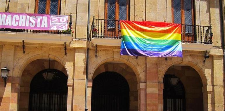 Acto de la Corporación de Oviedo en memoria de las víctimas del atentado de Orlando