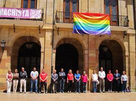 Acto de la Corporación de Oviedo en memoria de las víctimas del atentado de Orlando