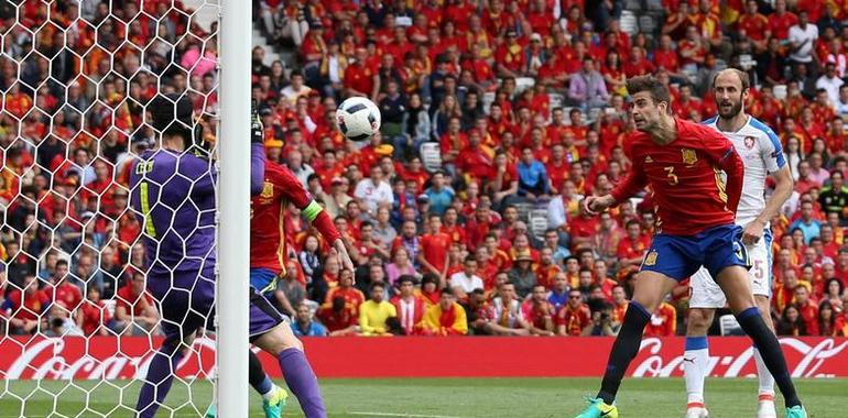 Piqué e Iniesta protagonizan la victoria española ante la República Checa (1-0)