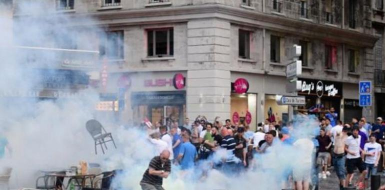 Hinchas rusos serán expulsados de Francia tras altercados en Marsella 