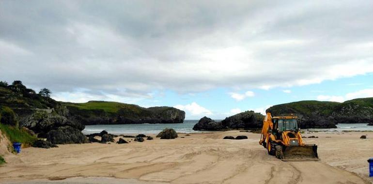 El plan de limpieza de playas de Llanes deja listos otros 4 arenales 