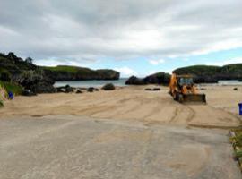 El plan de limpieza de playas de Llanes deja listos otros 4 arenales 