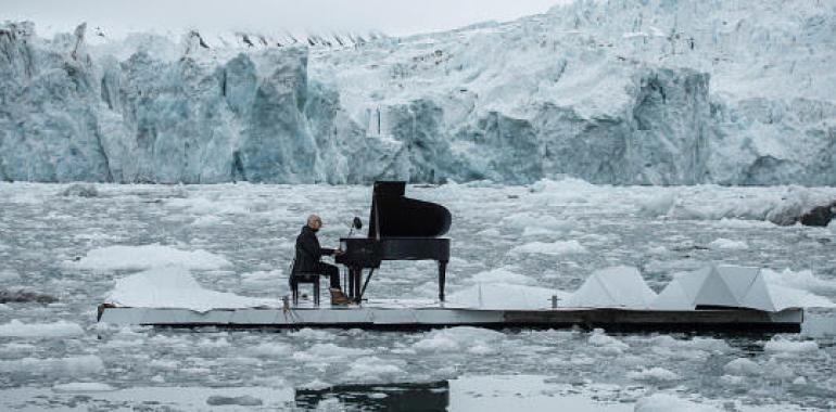 Histórico concierto con el pianista Ludovico Einaudi en el Ártico para pedir su protección 