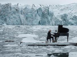 Histórico concierto con el pianista Ludovico Einaudi en el Ártico para pedir su protección 