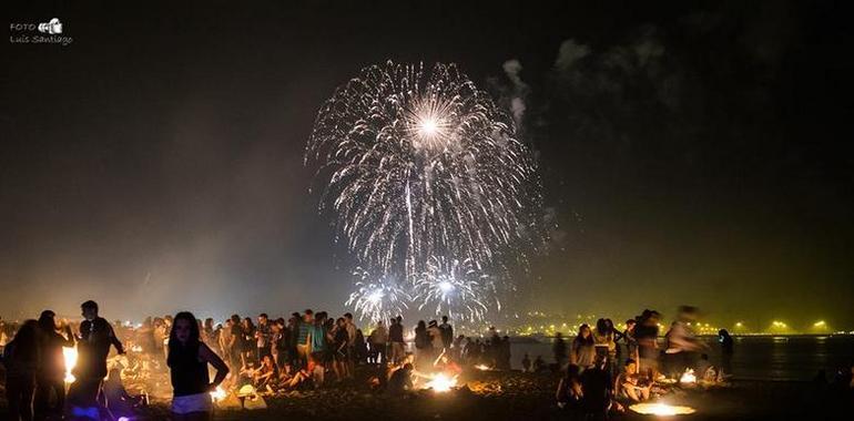 El fuego purificador de San Xuan arroxó esperanza por toda Asturies