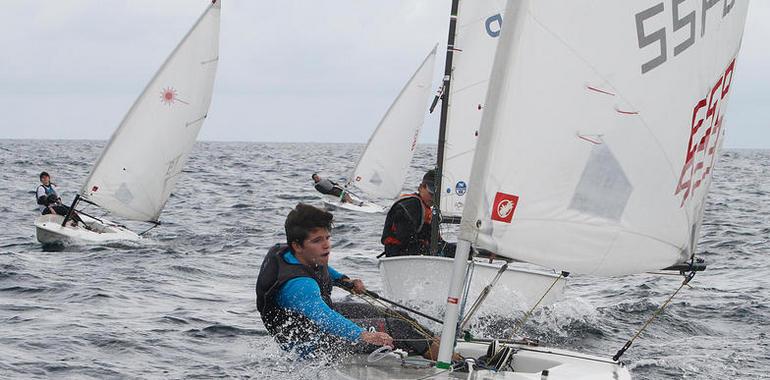 Domingo de regatas pese a que el sábado no hubo viento en Gijón