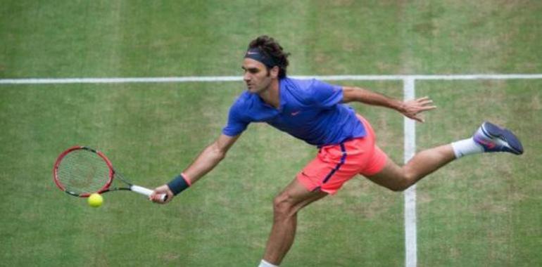 Federer avanza a cuartos de Wimbledon y Radwanska queda eliminada 