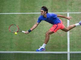 Federer avanza a cuartos de Wimbledon y Radwanska queda eliminada 