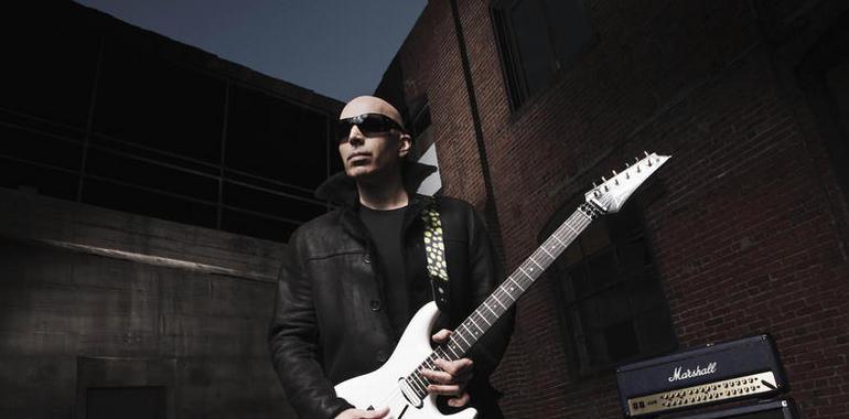 El guitarrista Joe Satriani, en el Teatro de la Laboral