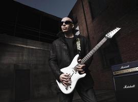 El guitarrista Joe Satriani, en el Teatro de la Laboral