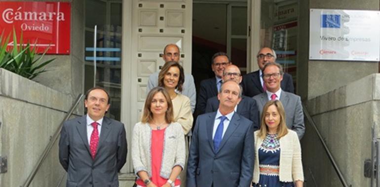 Cámara Oviedo diploma a los alumnos en Gestión del Comercio Internacional 