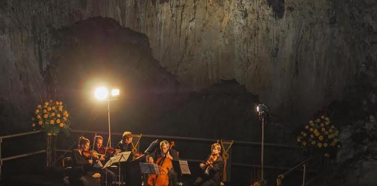 Ribadesella toca el verano en la Cuevona de Ardines