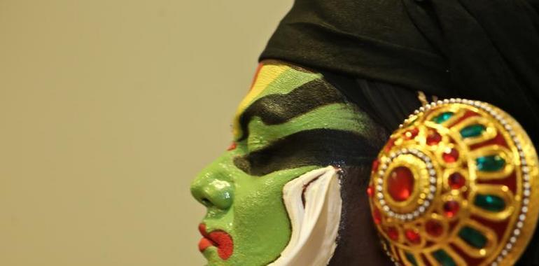 El asombroso proceso de maquillaje de Kijote Kathakali, abierto al público en el Niemeyer