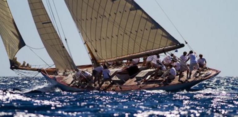 Rescatan al tripulante de un velero encallado en Tazones