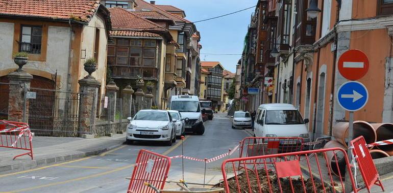 Desde hoy el centro de Llanes cuenta con nuevo colector que eliminará malos olores 