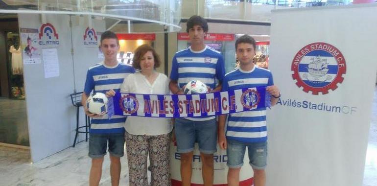 Bastida, Carlos Méndez y Rubén Alonso lucen los colores del Avilés Stadium