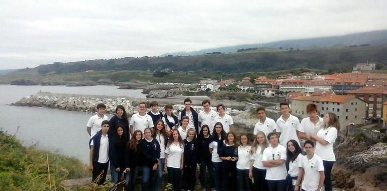 Mozos y moces del Centro Asturiano de México visitan Llanes