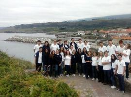 Mozos y moces del Centro Asturiano de México visitan Llanes