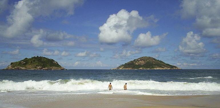 El 62% de los españoles visitaría una playa nudista en vacaciones