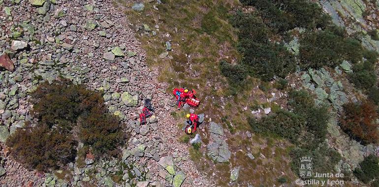 Rescatan con vida a una montañera herida en Riaño (León)