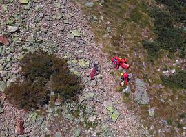 Rescatan con vida a una montañera herida en Riaño (León)