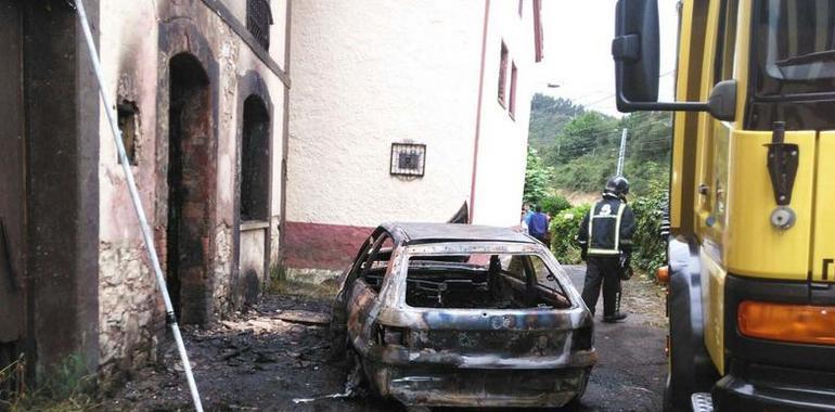 El incendio de un coche afecta a una vivienda en Corvera