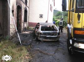 El incendio de un coche afecta a una vivienda en Corvera