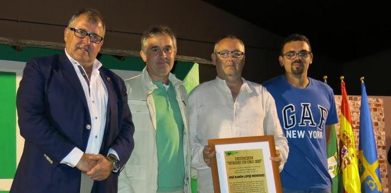 Luarca entregó el Hórreo de Oro a José Ramón López por su apoyo al teatro